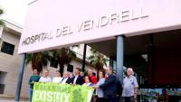 Els alcaldes del Baix Penedès en la protesta feta davant de l’Hospital Comarcal del Vendrell per reclamar l’ampliació