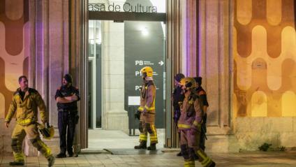 Bombers i Mossos d’aquest divendres a la nit a la Casa de Cultura de Girona