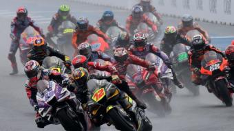 Un moment de la sortida sota la pluja en el GP de Tailàndia