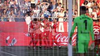 El Girona celebrant el gol d’Arnau.