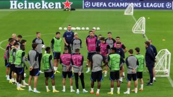 Els jugadors del Barça escolten el discurs de Xavi Hernández sobre la gespa del Giuseppe Meazza en l’entrenament d’ahir previ al partit contra l’Inter