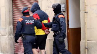 Mossos d’esquadra acompanyen un jove detingut per fer una identificació