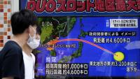 Uns vianants passen davant d’una pantalla on s’indica la trajectòria del míssil nord-coreà, ahir a Tòquio