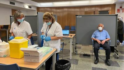 Un home gran espera per ser vacunat a Girona