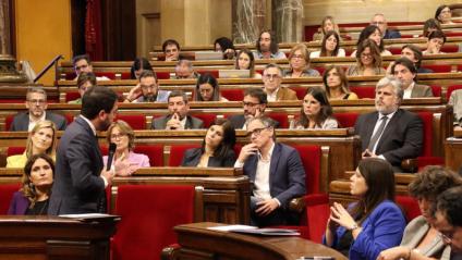El president Pere Aragonès, responent ahir al líder parlamentari de Junts, Albert Batet, durant la sessió de control