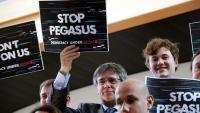 Toni Comín i Carles Puigdemont amb un cartell contra Pegasus en una imatge d’arxiu
