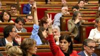 Les portaveus d’ERC, Marta Vilalta, i de Junts, Mònica Sales, marquen el sentit del vot en una votació al ple del Parlament
