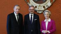 Petr Fiala, primer ministre txec, entre el president turc, Recep Tayyip Erdogan, i la presidenta de la Comissió Europea, Ursula von der Leyen, ahir a Praga