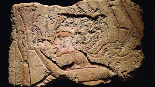 Relleu parietal amb Akhenaton realitzant ofrenes florals al déu Aton.