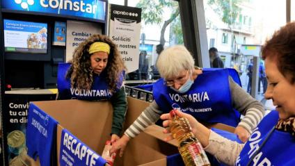 Tres dones voluntàries col·laborant en la recollida d’aliments del Gran Recapte