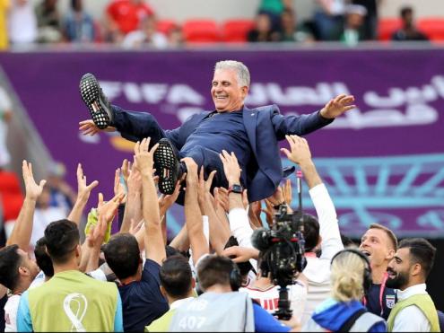 Carlos Queiroz mantejat pels jugadors iranians