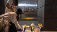 Dues noies posen flors en memòria de les víctimes de la política de covid zero, ahir a Hong Kong