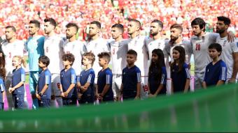 Els jugadors de la selecció de l’Iran abans del partit amb Gal·les, durant la cerimònia dels himnes