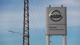 Logotip de Nissan a l’entrada de la planta de la Zona Franca, ara fa un any