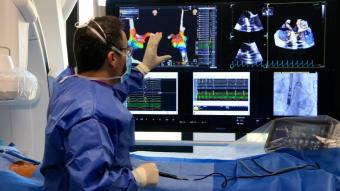 El coordinador clínic de Cardiologia Pediàtrica de Vall d’Hebron, el doctor Ferran Rosés, en una sala d’electrofisiologia durant el procediment quirúrgic d’un infant, mostra les imatges a partir de la qual faran la intervenció, guiada per la sonda 4D