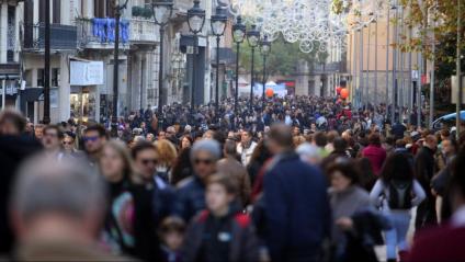 Gent al centre de Barcelona en una imatge d’arxiu
