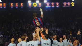 Víctor Tomàs , mantejat pels actuals jugadors del Barça amb la seva samarreta al número 8 ja il·luminada al sostre del Palau al final de l’homenatge