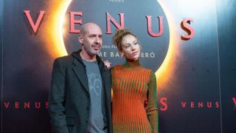 Jaume Balagueró i Ester Expósito, el director i la protagonista de ‘Venus’, en la ‘première’ que es va fer del film dimecres a Madrid