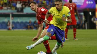 Raphinha disputa una pilota amb Remo Freuler durant el darrer partit de Brasil contra Suïssa
