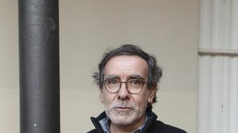Lluís Duran, l’autor del llibre, al pati de la llibreria Laie de Barcelona