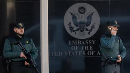 Agents de la Guàrdia Civil al davant de l’ambaixada dels Estats Units, a Madrid