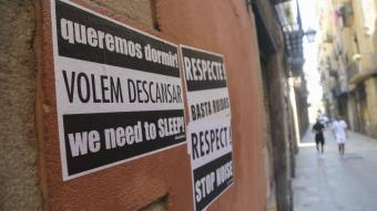 Un cartell a Ciutat Vella demanant descans