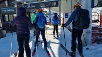 Esquiadors a la cua del remuntador a Port Ainé