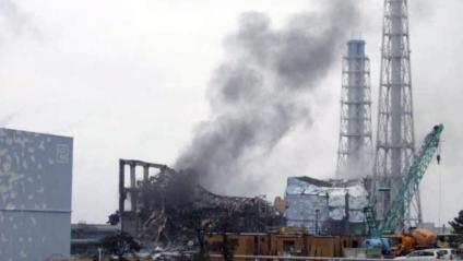 Una columna de fum gris surt del reactor número 3 de la planta de Fukushima, en una imatge del 21 de març del 2011, deu dies després del sinistre