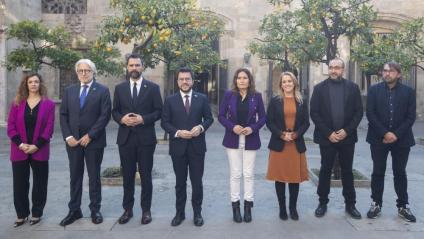 Foto del consell de Diàleg Social, amb el president de la generalitat, Pere Aragonès, diversos consellers, les patronals Foment del Treball i Pimec i els sindicats CCOO i UGT