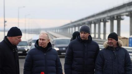 Putin, visitant ahir el pont Kerx, a Crimea, danyat fa dos mesos pels ucraïnesos