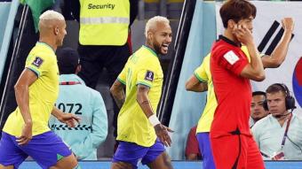 Richarlison i Neymar celebrant el 2-0 del partit d’ahir
