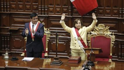Dina Boluarte saluda després de ser proclamada presidenta del Perú, al Congrés