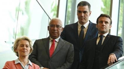 La presidenta de la Comissió, Ursula von der Leyen, amb els líders portuguès, espanyol i francès, Costa, Sánchez i Macron, respectivament, durant la cimera