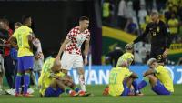 Perisic envoltat de jugadors del Brasil trencats de dolor després de l’eliminació