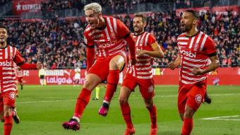 Valery Fernández celebra, eufòric, el gol de Yangel Herrera després d’una recuperació seva que donava la victòria contra el Sevilla (2-1)