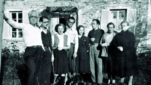 Alguns dels membres del PEN Club exiliats i acollits a Roissy-en-Brie, entre ells Mercè Rodoreda (tercera per l’esquerra) i Francesc Trabal (quart per l’esquerra)