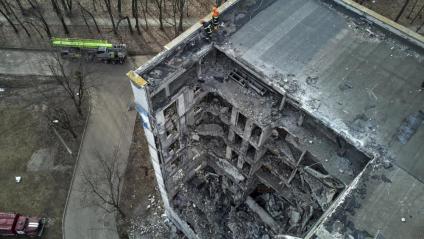 Imatge aèria d’un edifici residencial danyat per un atac a la zona de Khàrkiv