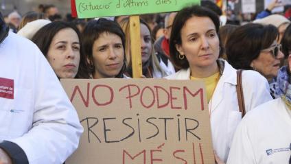 Manifestants en la concentració que han fet avui els metges