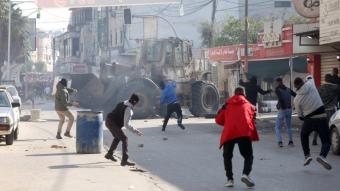 Enfrontaments entre un grup de palestins i l’exèrcit israelià, ahir a la ciutat cisjordana  de Jenín, on hi va haver l’atac de les forces armades