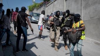 Membres de la Policia Nacional haitiana armats, sense l’uniforme reglamentari i amb el cap tapat durant les protestes d’ahir