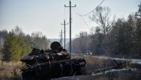Un tanc cremat , al costat d’una carretera a la regió de Donetsk