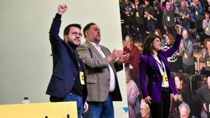 El president de la Generalitat, Pere Aragonès; el d’ERC, Oriol Junqueras, i la secretària general adjunta, Marta Vilalta, ahir en la cloenda del congrés