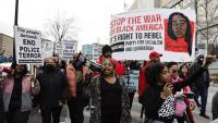 Un grup de persones protesten contra el terror policial arran de la mort de Tyre Nichols, ahir, a Atlanta (EUA)