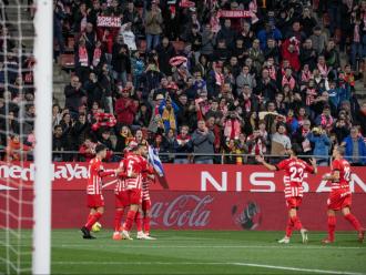 L’equip celebrant un gol amb l’afició a Montilivi
