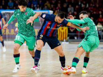 Sergio Lozano lluita amb dos jugadors del Llevant