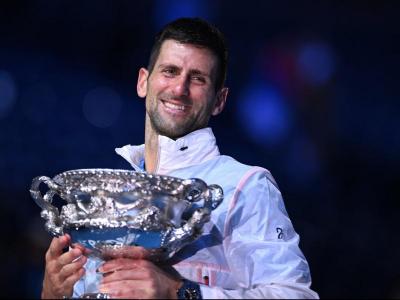 Djokovic, amb llàgrimes als ulls, llueix el trofeu de campió