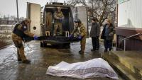 Membres de la unitat policial Àngels Blancs retiren les restes mortals d’una persona a Bakhmut