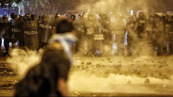 Enfrontaments entre els manifestants i la policia divendres a Lima