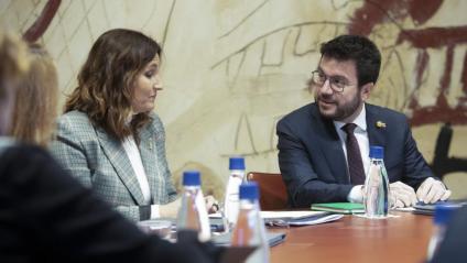 El president de la Generalitat, Pere Aragonès, i la consellera de la Presidència, Laura Vilagrà, a l’inici del consell executiu