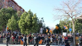 El dispositiu policial separa els més de 200 manifestants de Felip VI